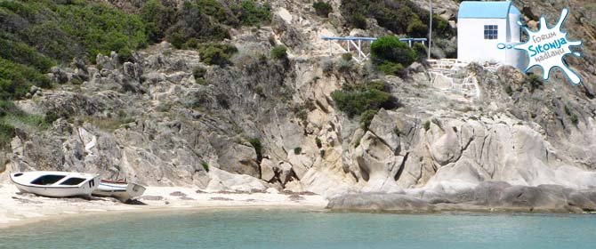 Klimatarija - kapelica na steni u južom delu plaže