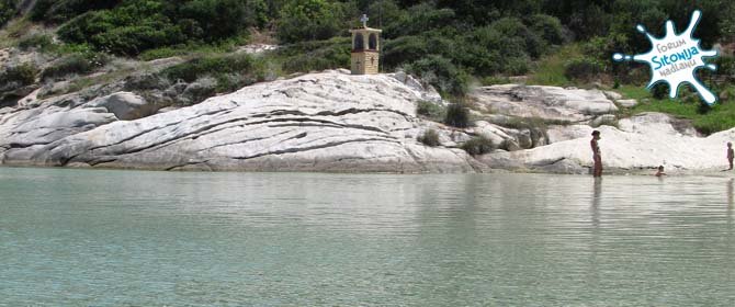 Klimatarija - mala kapelica na steni u severnom delu plaže