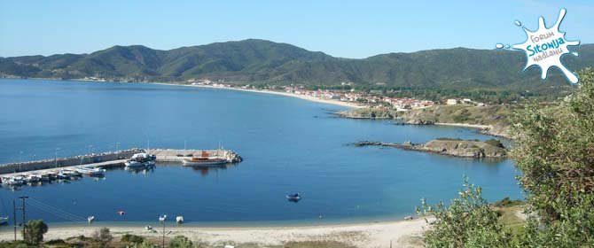 Sarti - pogled na mesto sa vidikovca iznad luke Ahlada