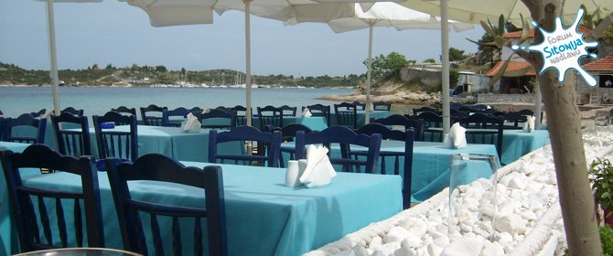 Taverna Aristos - bašta za prijatan ručak na obali mora
