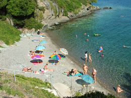 mala plažica/stepenicama do plaže