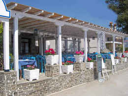 nikiti/taverne uz plažu